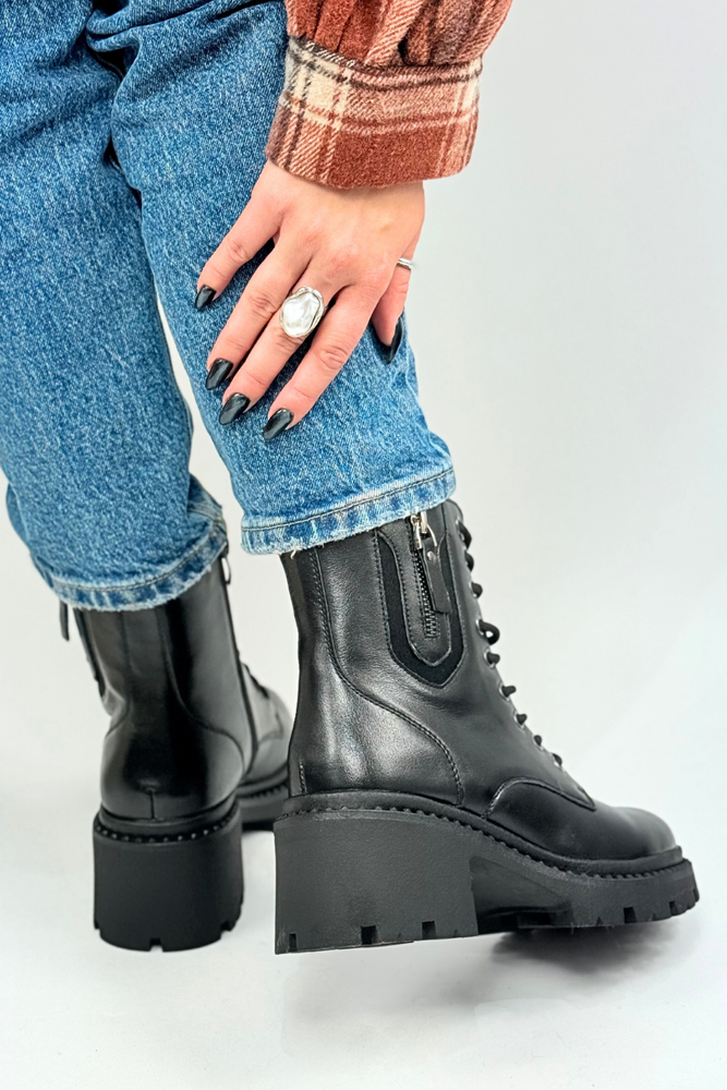 Темно-бежеві ажурні ботильйони із замшевої екошкіри