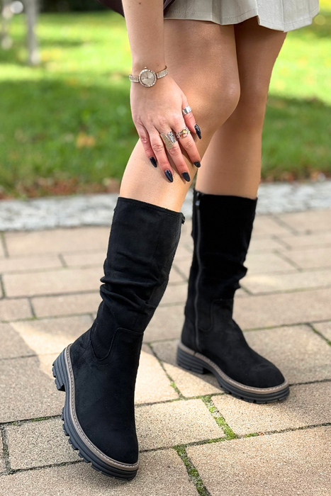 Чорні чоботи на колодці з тонким декором