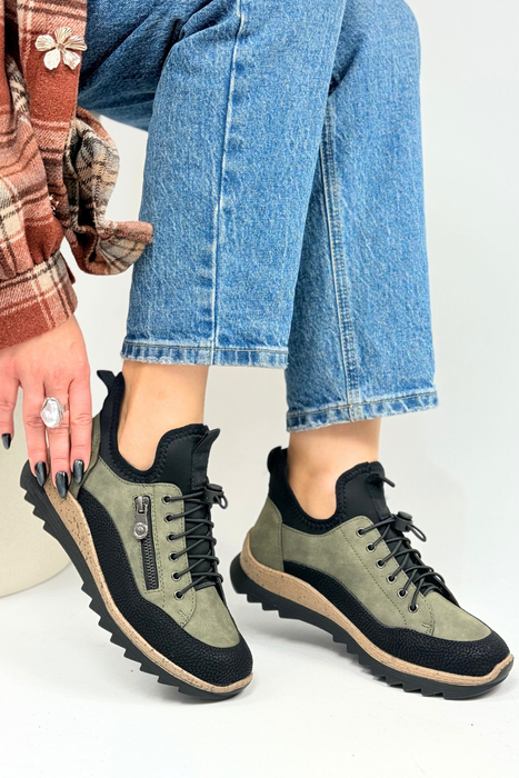 Жіночі білі шкіряні кросівки на платформі