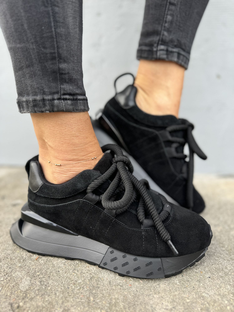 Czarne sneakersy damskie ze skóry zamszowej sznurowane