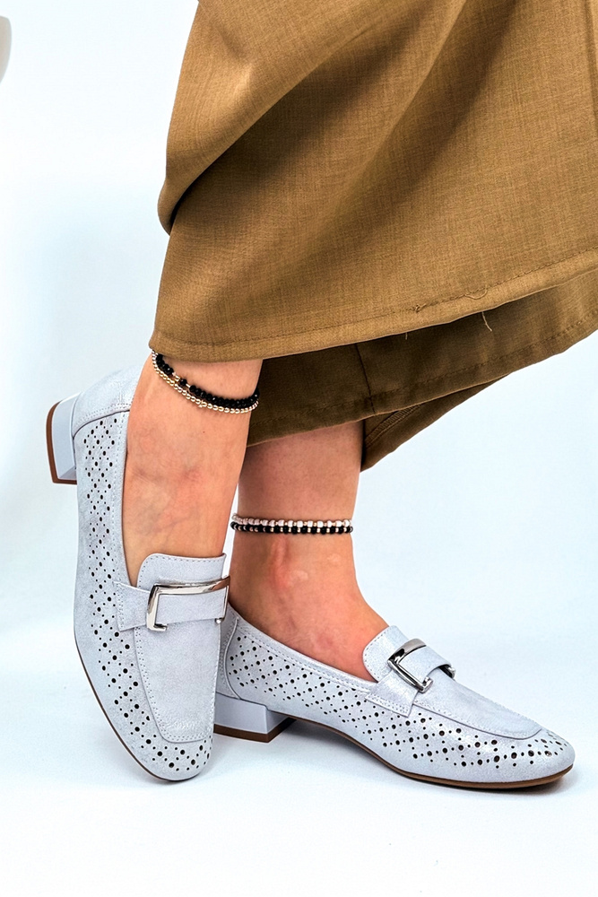 Модні сріблясті ажурні мокасини з декоративною пряжкою 