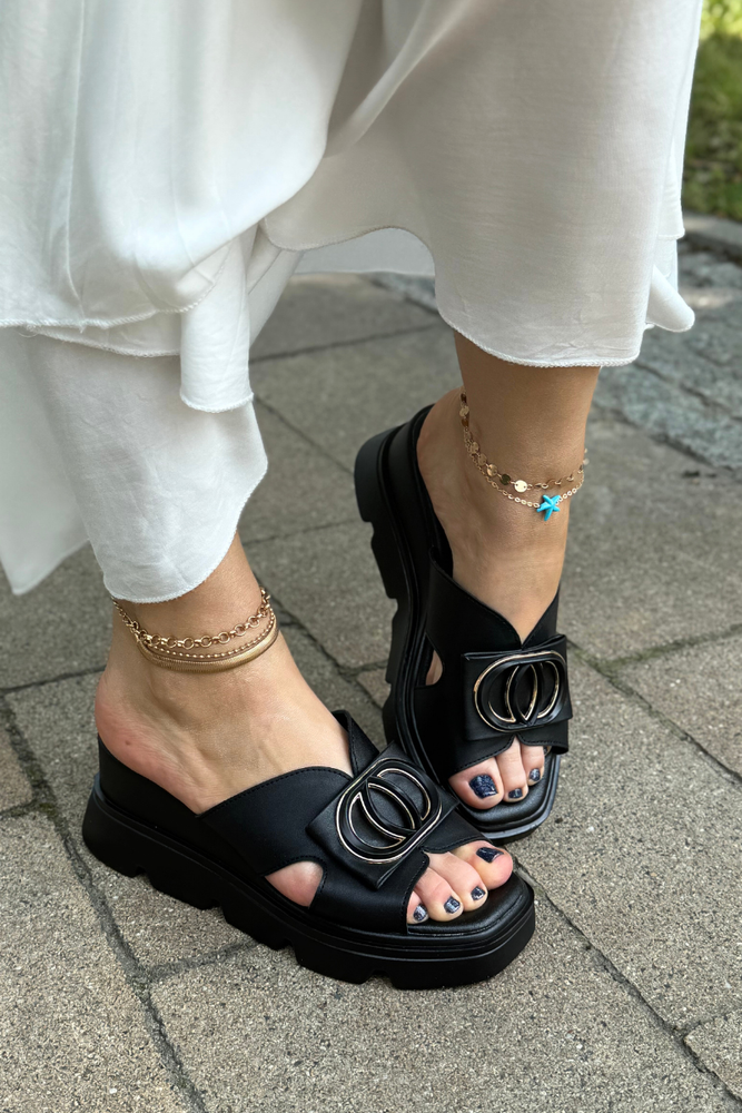 Czarne klapki z ekoskóry na koturnie z ozdobą 