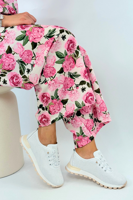 Білі перфоровані кросівки на шнурівці