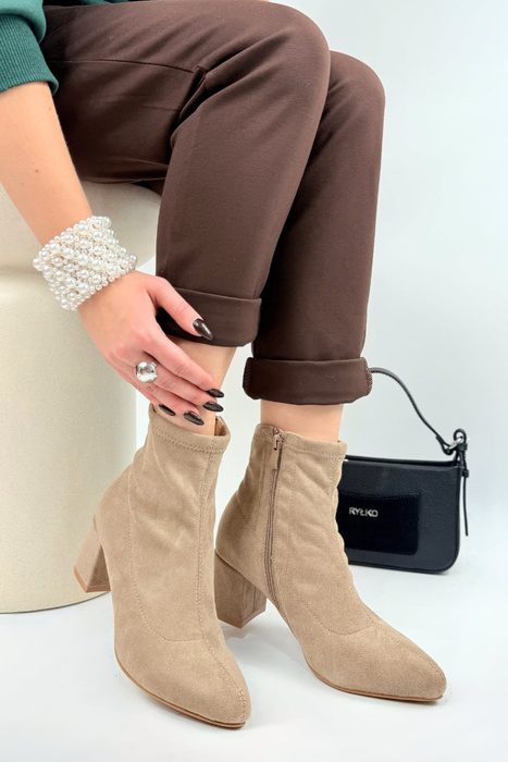 Чорні чоботи на колодці з тонким декором