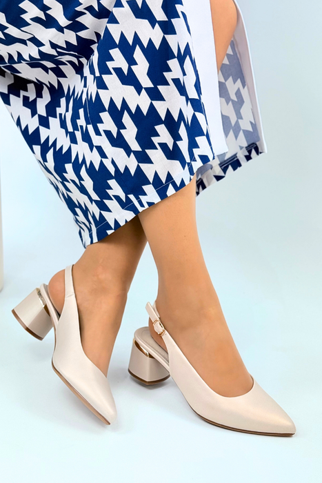 Нюдові перфоровані замшеві сліпони