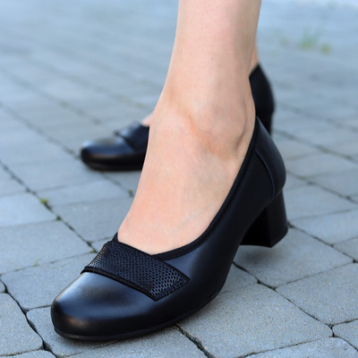 Човники жіночі шкіряні з декоративним ремінцем на колодці