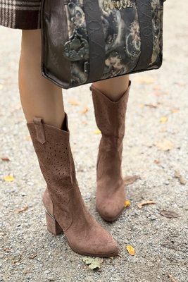 Kozaki kowbojki zamszowe beżowe ażurowe w kolorze beżowym