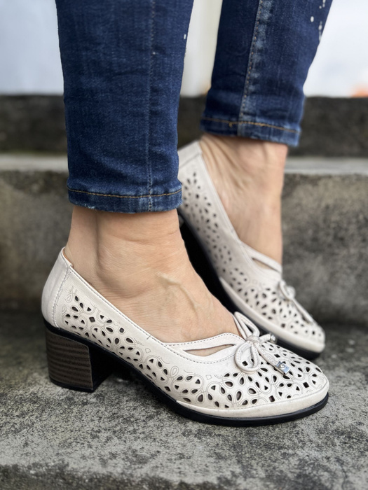 Бежеві ажурні шкіряні човники на колодці