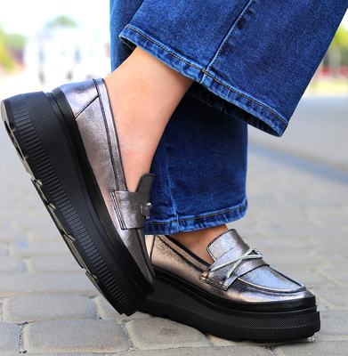 Mokasyny skórzane srebrne z paskami w cyrkonie na platformie