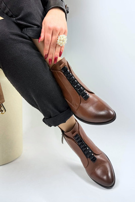 Чорні жіночі короткі шкіряні ботильйони Kordel на високому каблуці