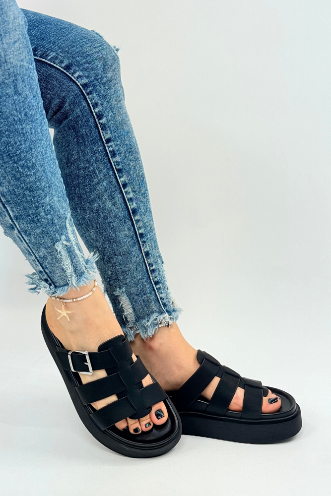 Czarne klapki z paskami na platformie Tamaris