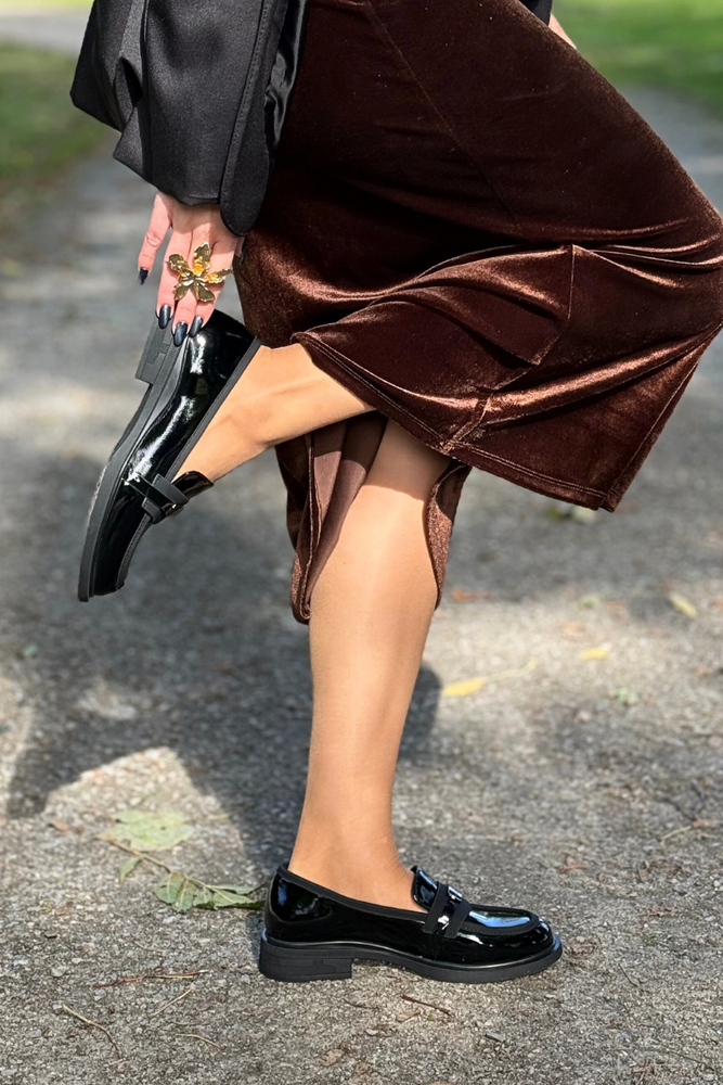 Бежеві шкіряні кросівки на перфорованій танкетці