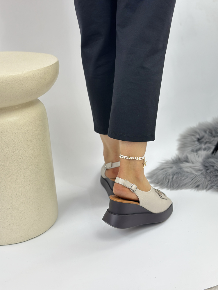 Beżowe sandały na koturnie z ozdobą 