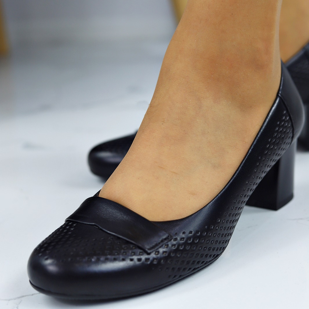 Чорні жіночі шкіряні туфлі на підборах від Darex