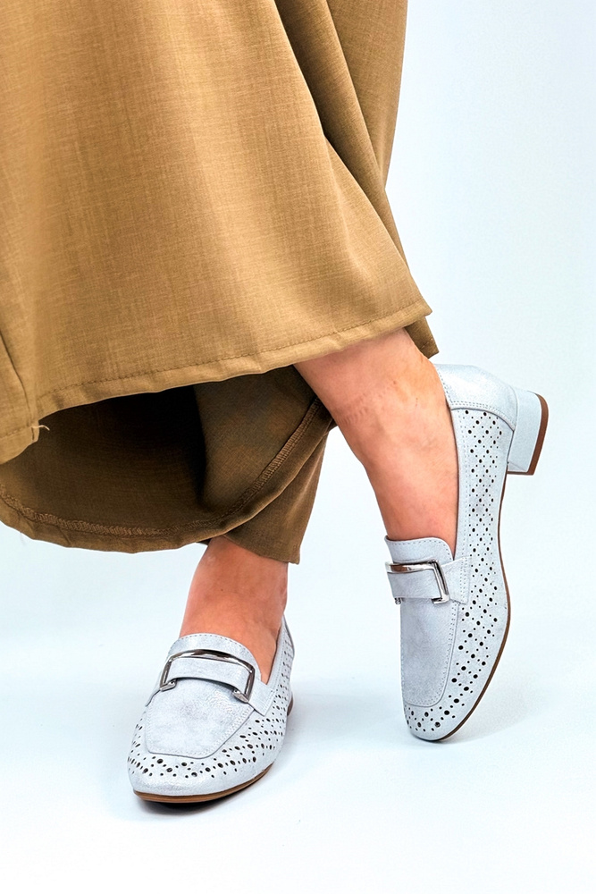 Modne mokasyny srebrne ażurowe z ozdobną klamerką 