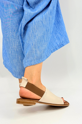 Popielate sandały skórzane płaskie z elastycznym paskiem Artiker