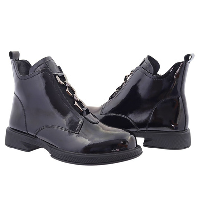 Жіночі лаковані чоботи на плоскому ходу з декором 