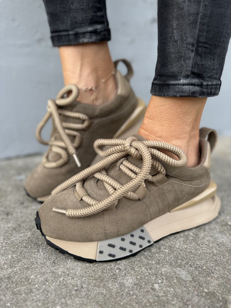 Світло-бежеві шкіряні кросівки на товстій шнурівці