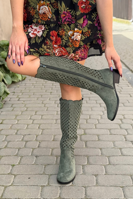 Бежеві ажурні чоботи на низькому каблуці 