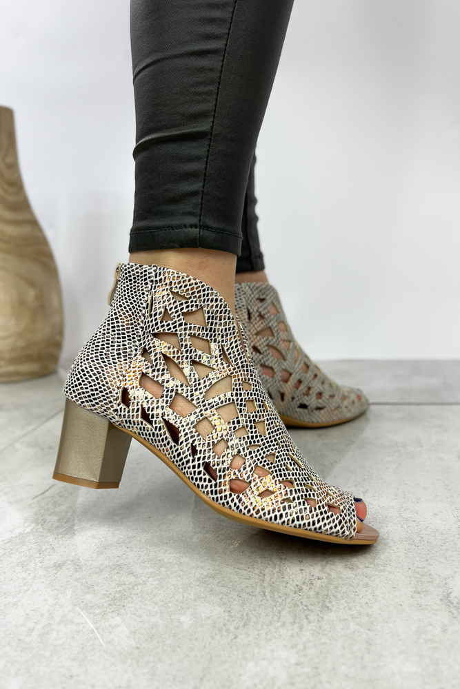Beżowe botki ażurowe z motywem skóry węża z zamkiem na pięcie