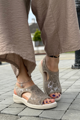 Жіночі бежеві босоніжки з перфорованою колодкою