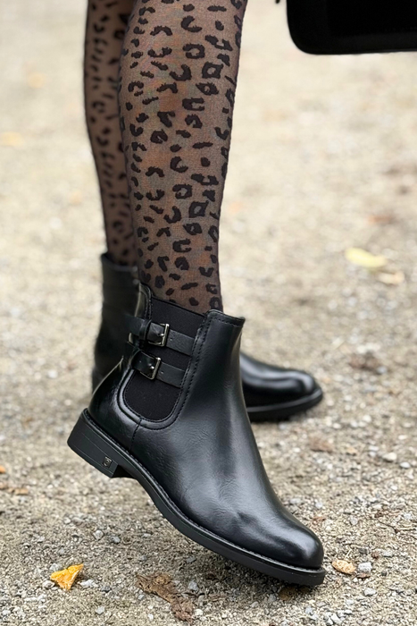 Czarne sztyblety z ekoskóry na płaskim obcasie