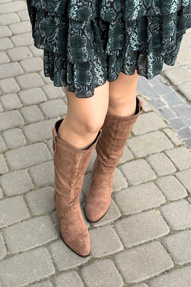 Brązowe kozaki zamszowe na klocku przed kolano