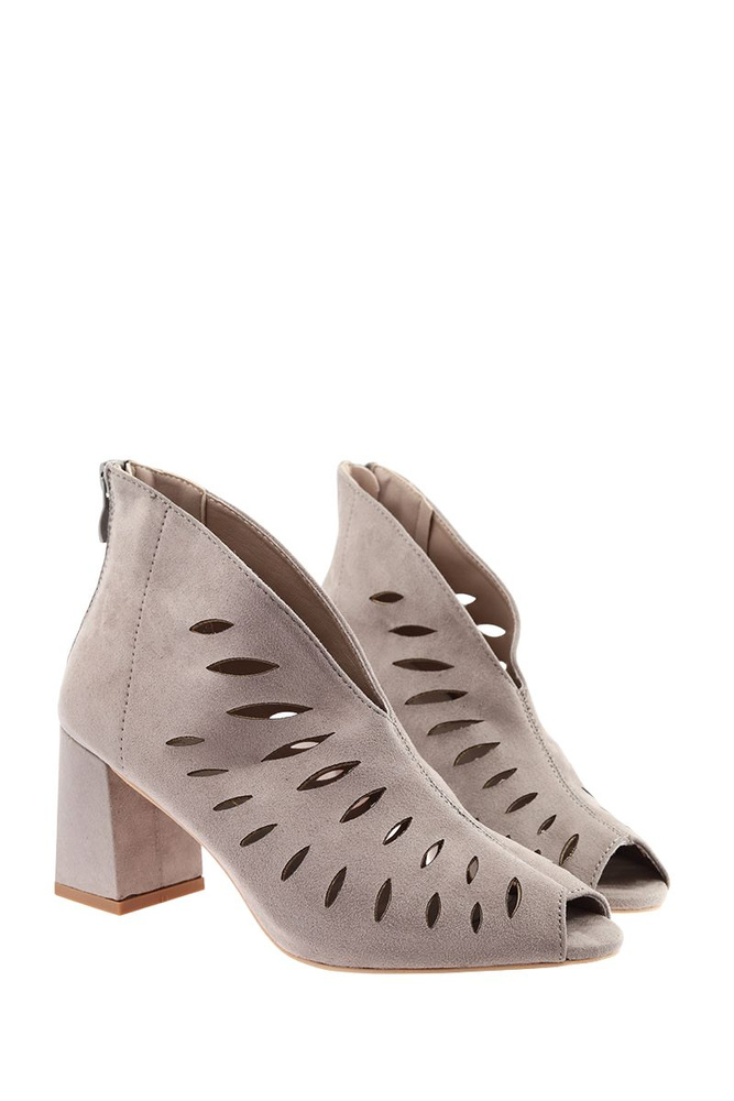 Сірі замшеві ажурні ботильйони із застібкою на каблуці