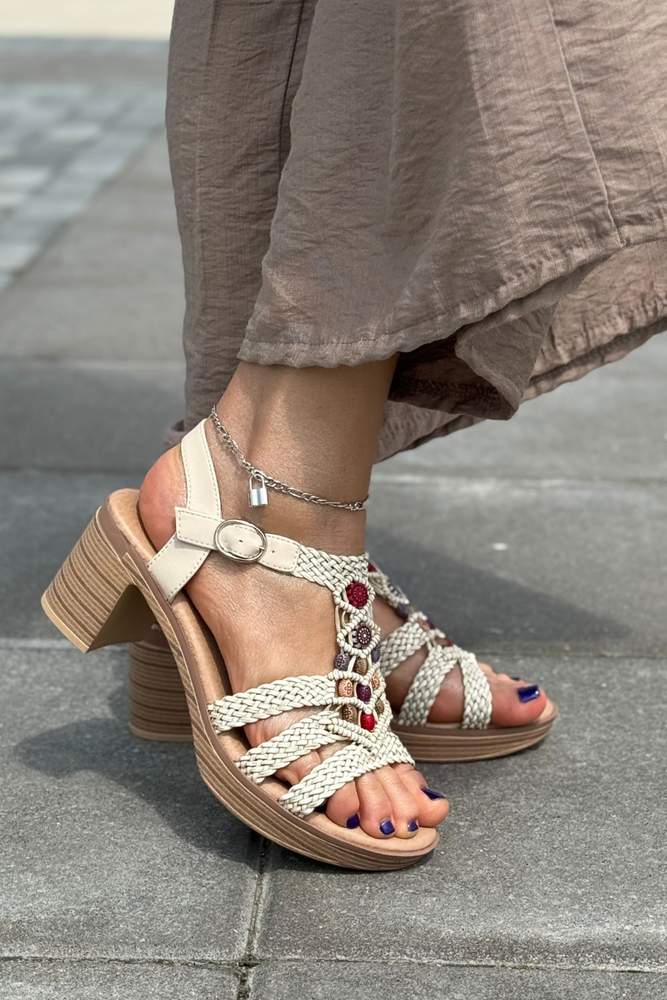 Beżowe sandały plecione z ekoskóry na słupku z platformą