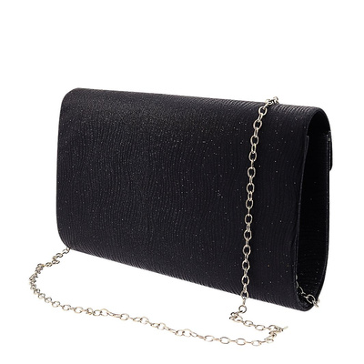 Czarna kopertówka wizytowa na srebrnym łańcuszku