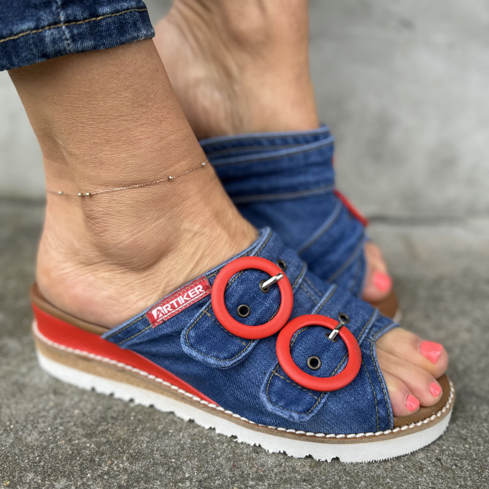 Джинсові штани Artiker з червоною пряжкою на танкетці