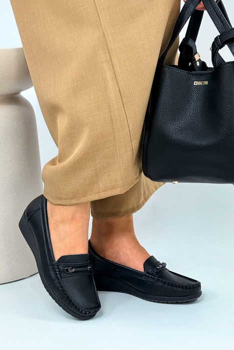 Czarne skórzane mokasyny damskie z ozdobą na niskim koturnie