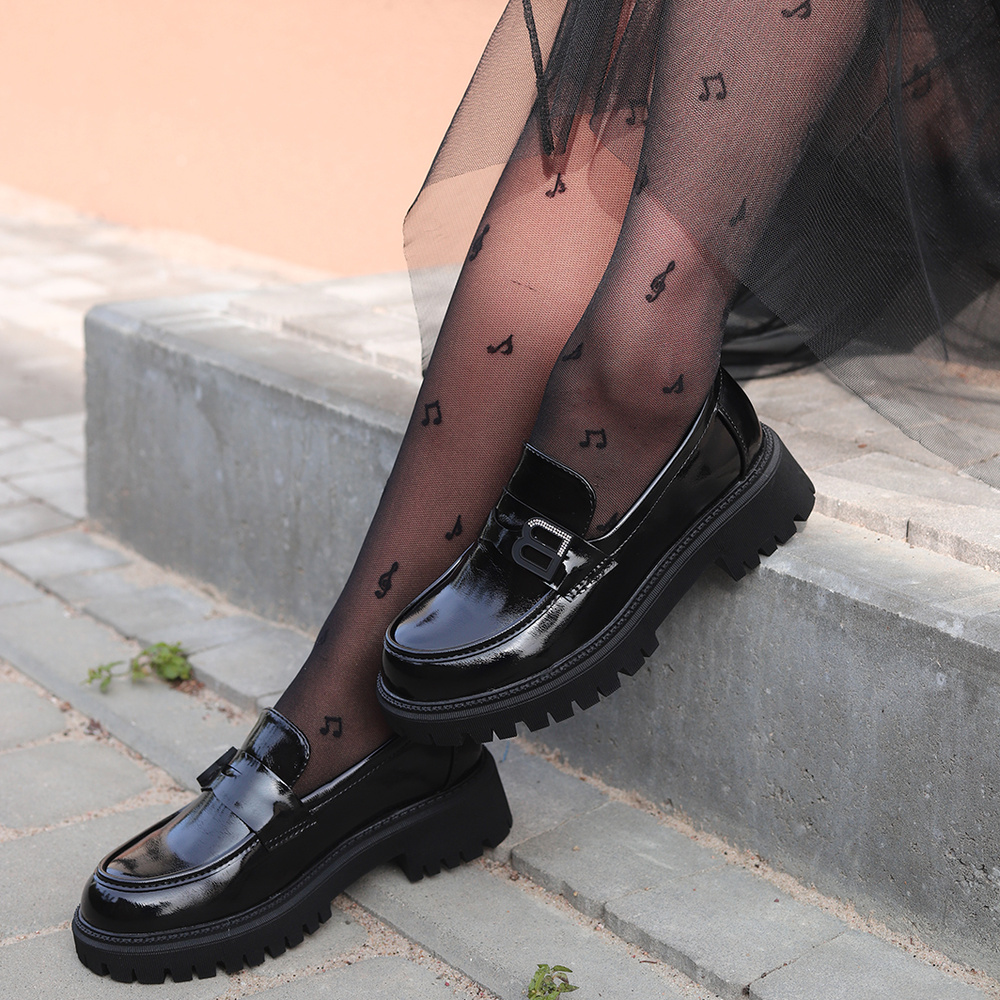 Półbuty czarne lakierowane na platformie T. Sokolski