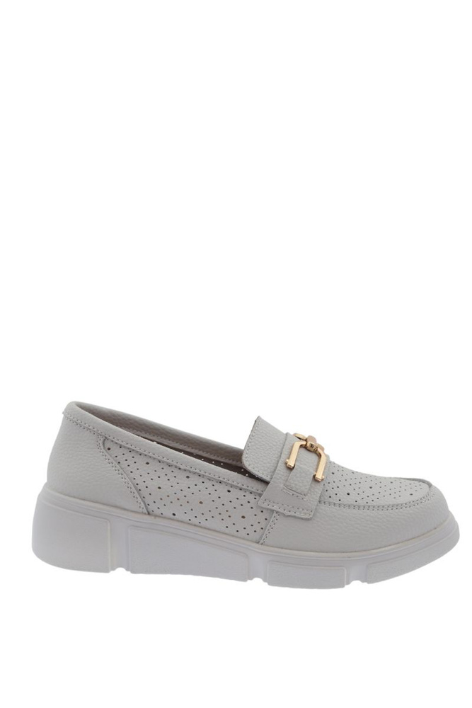 Białe mokasyny skórzane ze złotą klamerką