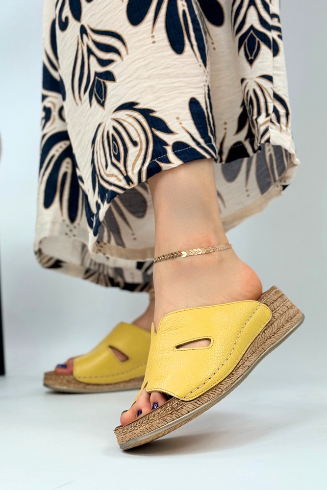 Бежеві поролонові шльопанці з аплікаціями