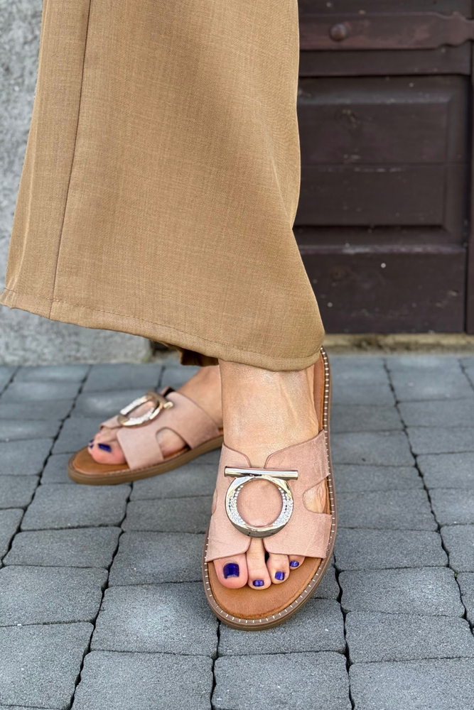 Білі шкіряні шльопанці з декором