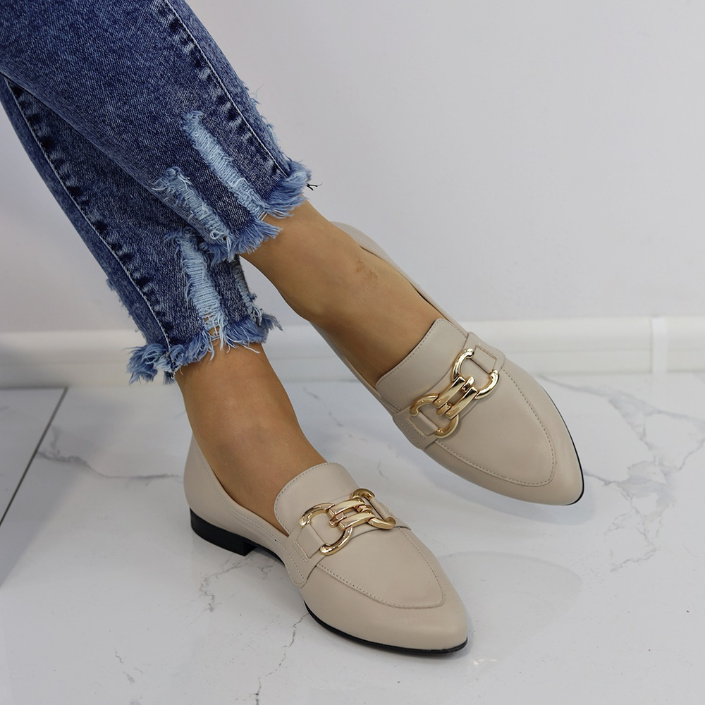 Бежеві жіночі шкіряні лофери з металевим декором Bravo Moda