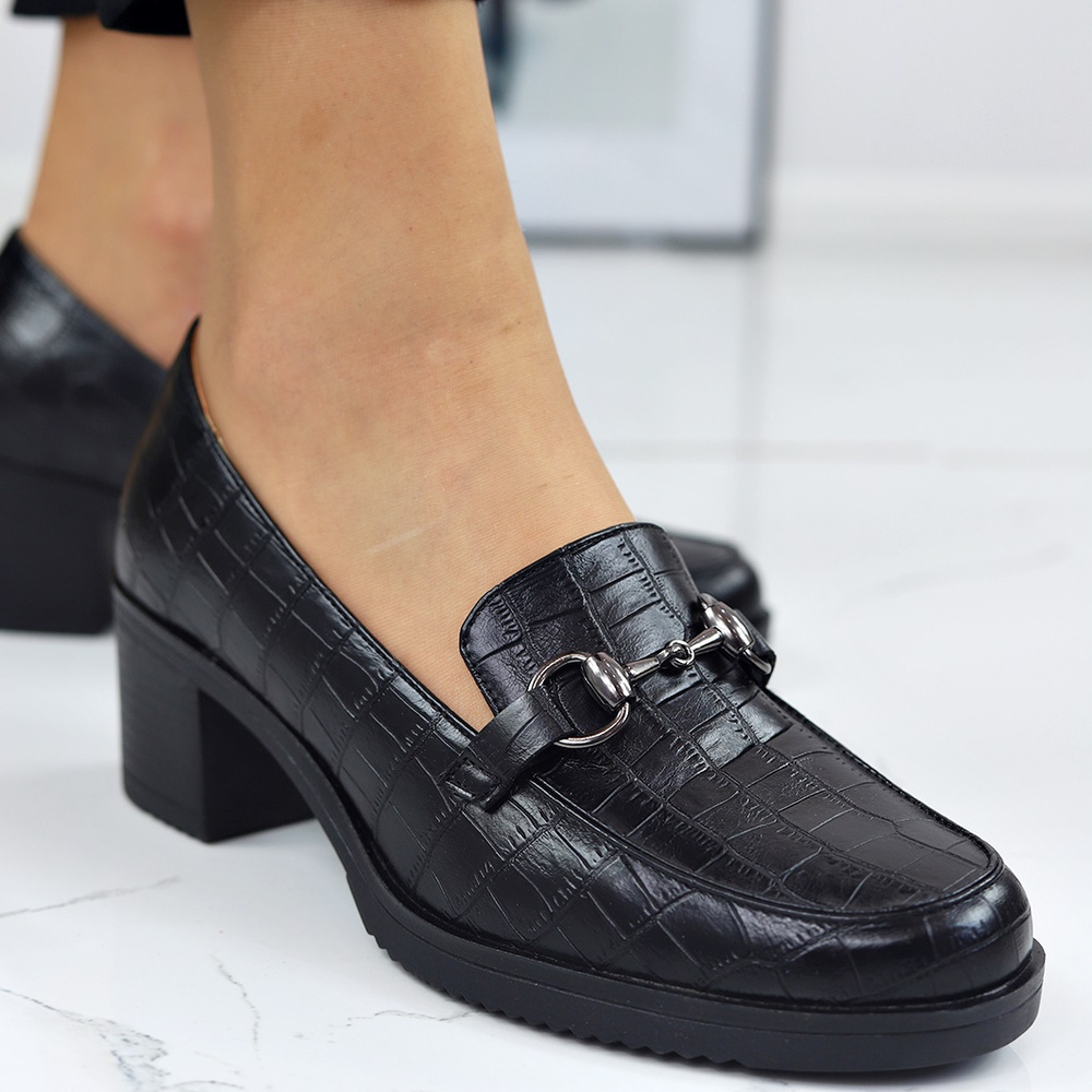 Чорні туфлі на високих підборах з тваринним візерунком від Vinceza