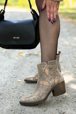 Złote botki z ekoskóry z motywem skóry węża na obcasie