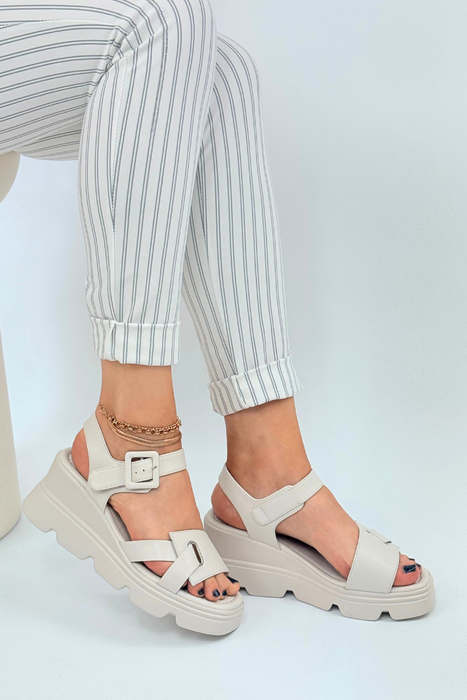 Skórzane sandały beżowe na koturnie z platformą Artiker