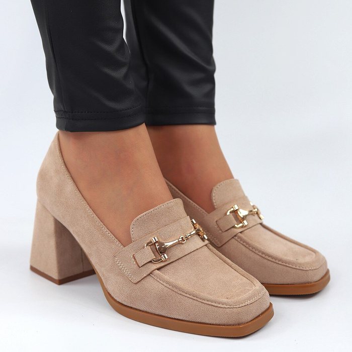 Бежеві замшеві мокасини з золотою пряжкою на каблуці Потоцького