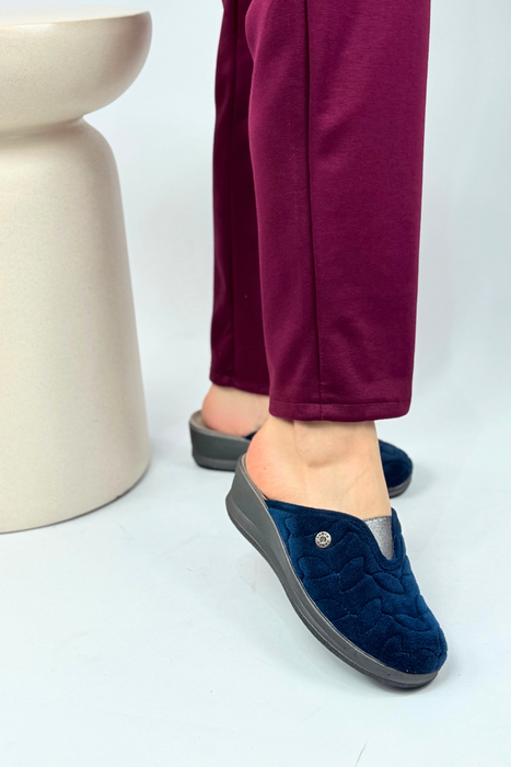 Kapcie damskie granatowe wsuwane na koturnie