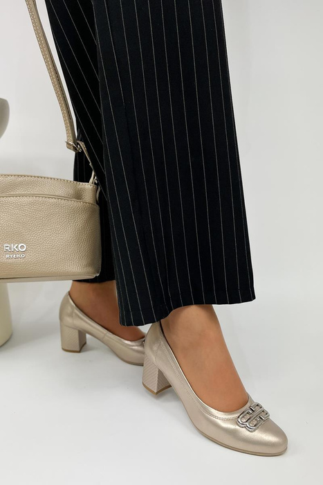 Złote skórzane czółenka na klocku wsuwane