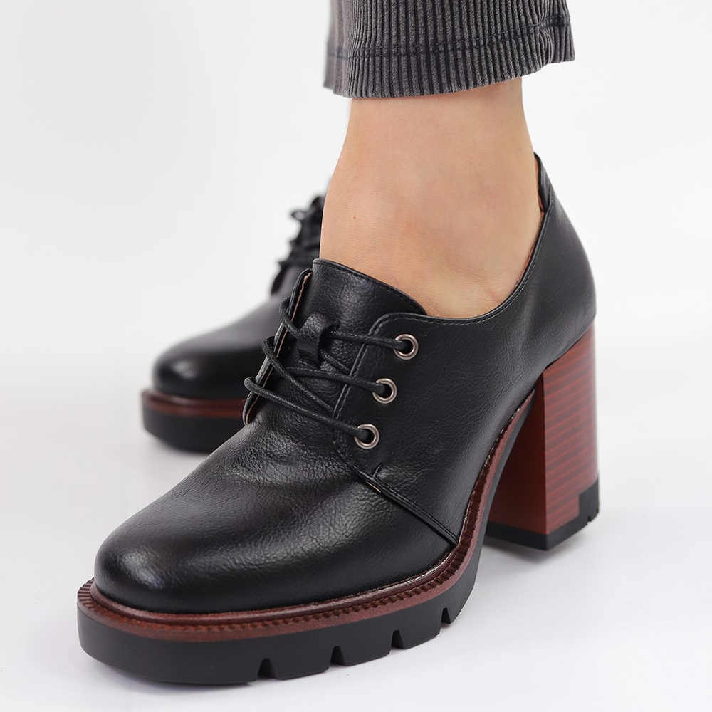 Чорні жіночі туфлі на шнурівці 