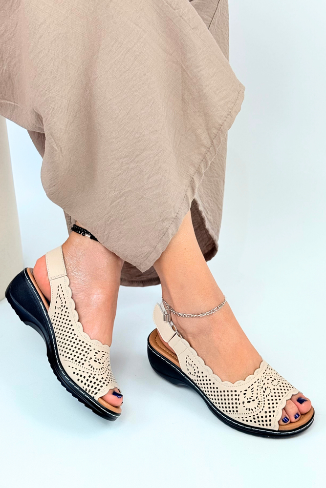 Бежеві шкіряні ажурні босоніжки на липучці 