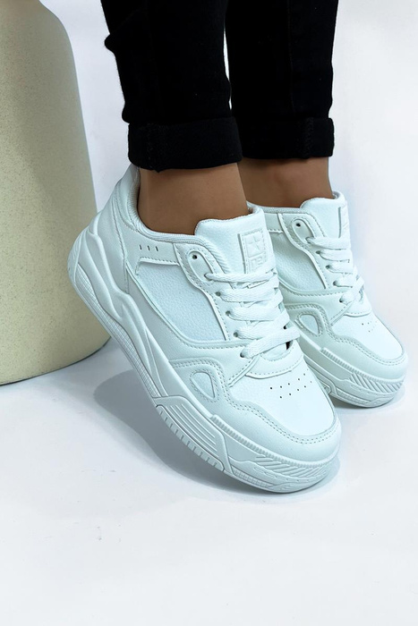 Białe sneakersy sznurowane na platformie