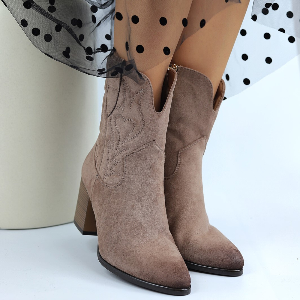 Ciemno beżowe botki damskie na obcasie z przyciemnianym noskiem