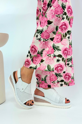 Białe sandały ażurowe na koturnie z platformą na rzep