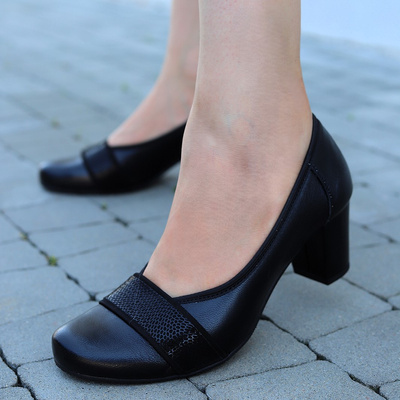 Чорні шкіряні човники польського бренду на високих підборах