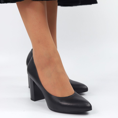 Чорні шкіряні туфлі на каблуці Kaniowski